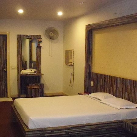 Embassy Hotel Surat Buitenkant foto