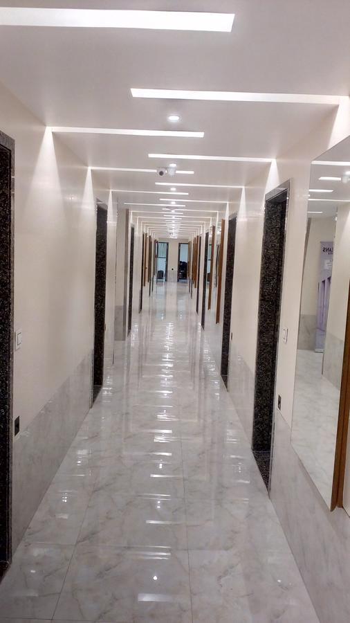 Embassy Hotel Surat Buitenkant foto