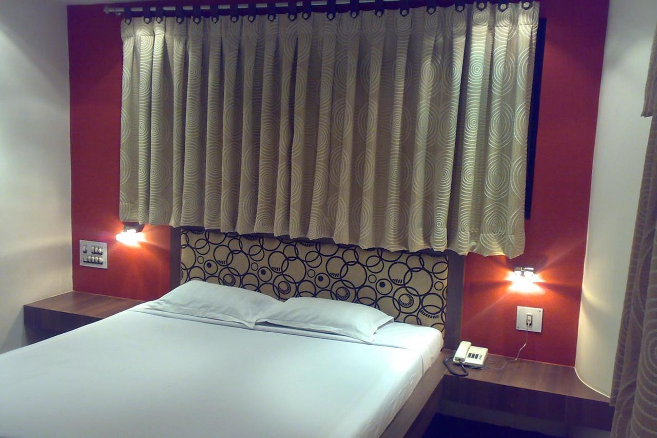 Embassy Hotel Surat Buitenkant foto