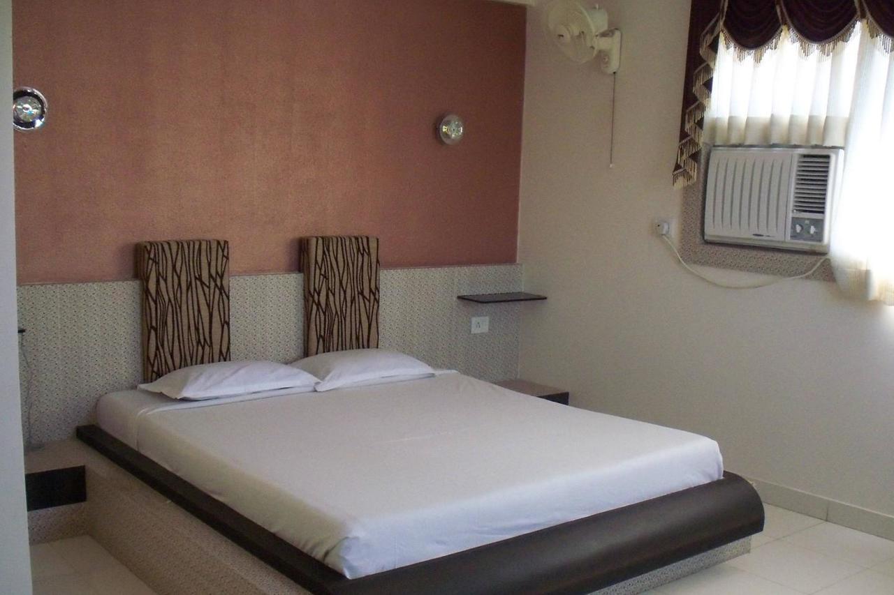 Embassy Hotel Surat Buitenkant foto