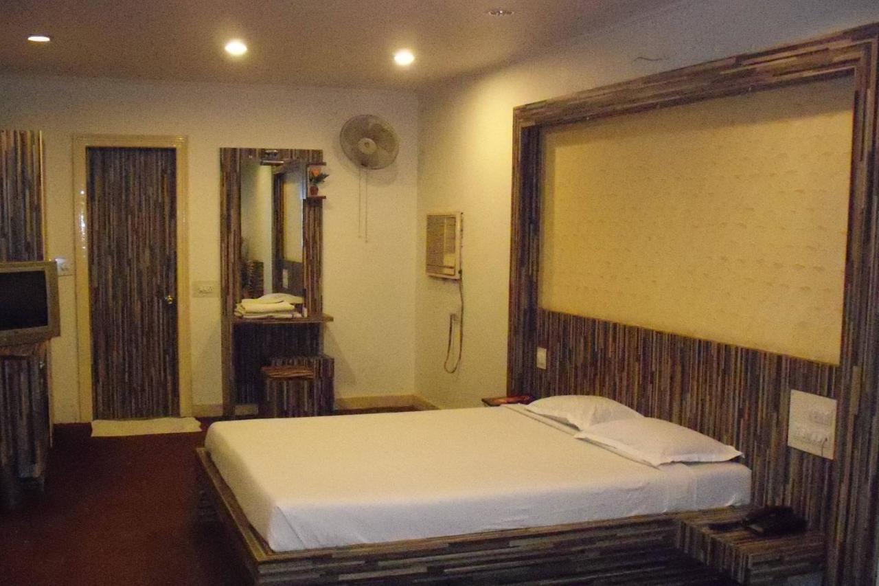 Embassy Hotel Surat Buitenkant foto