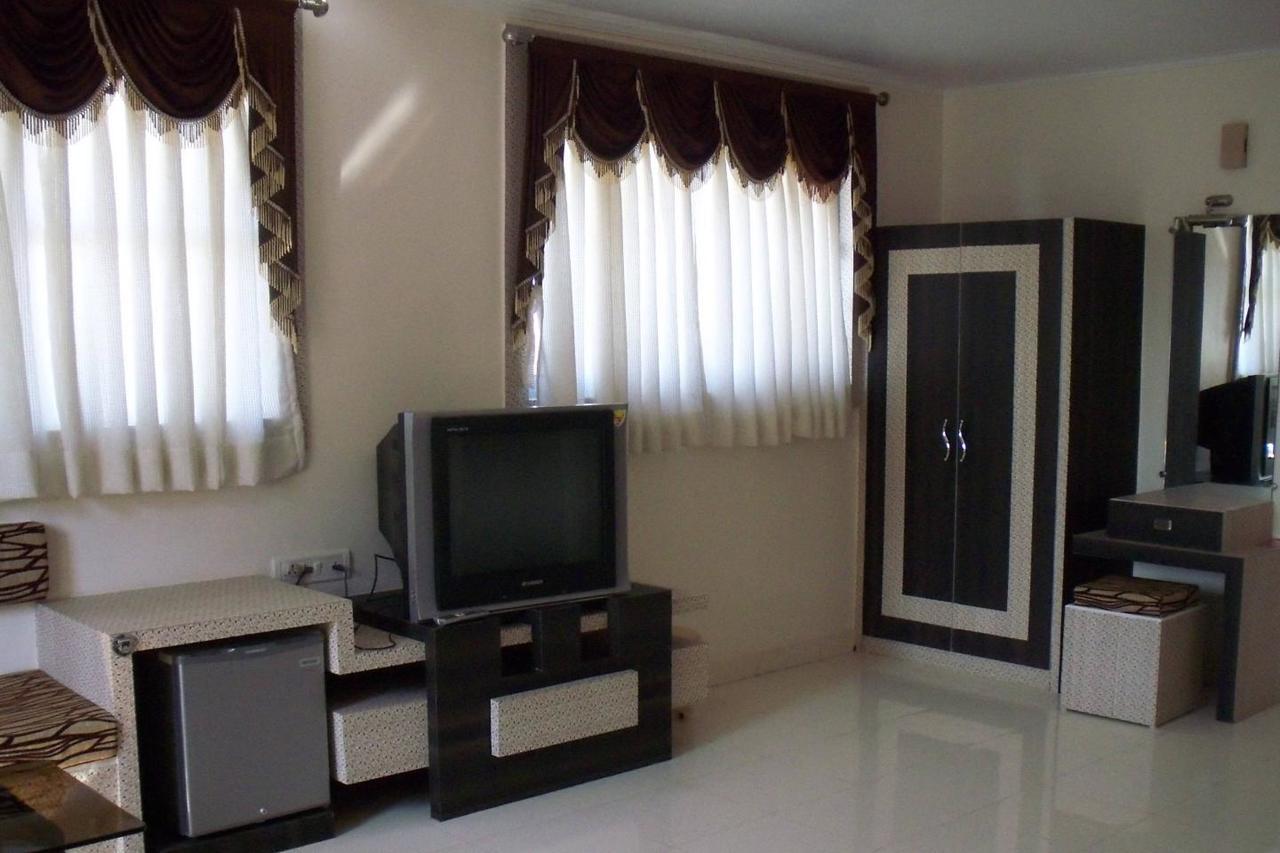 Embassy Hotel Surat Buitenkant foto