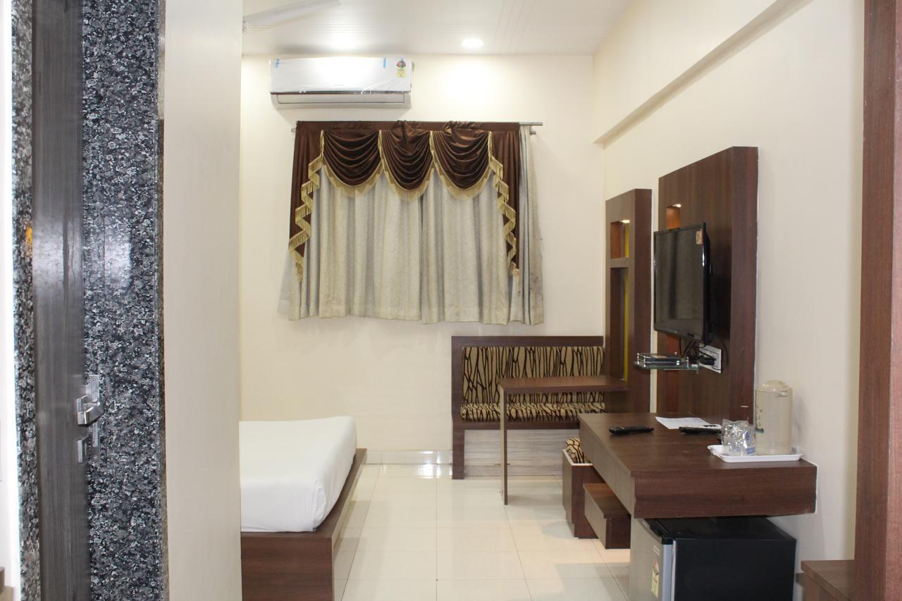 Embassy Hotel Surat Buitenkant foto