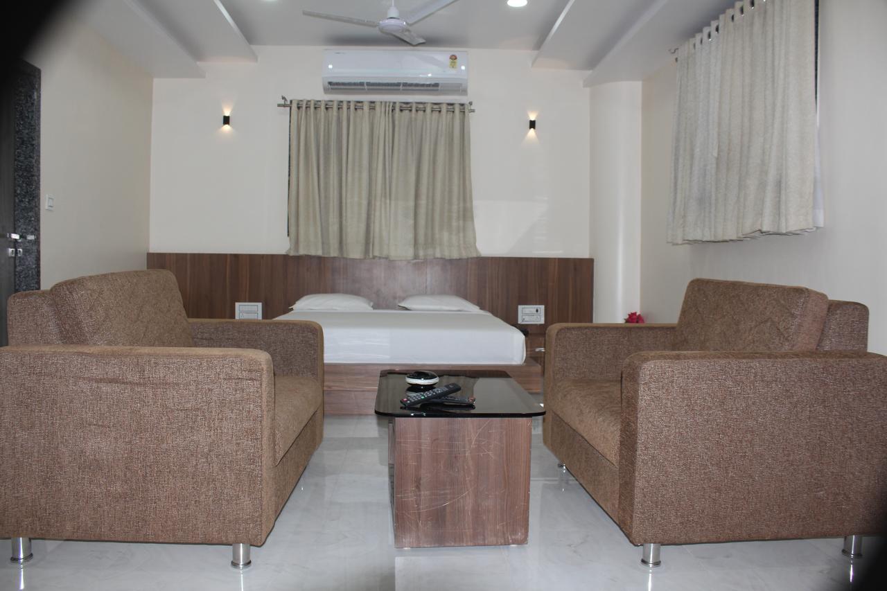 Embassy Hotel Surat Buitenkant foto