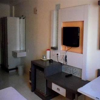 Embassy Hotel Surat Buitenkant foto