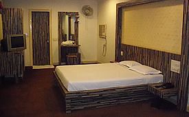 Embassy Hotel Surat Buitenkant foto